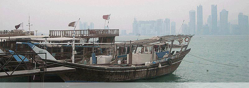 Nationalflagge Katars auf einem Schiff in der Bucht von Doha (Katar)