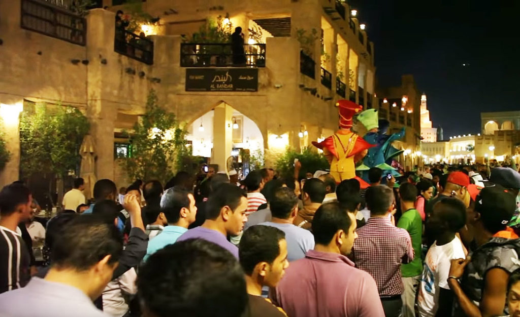 Menschenansammlung Souq Waqif in Doha (Katar)