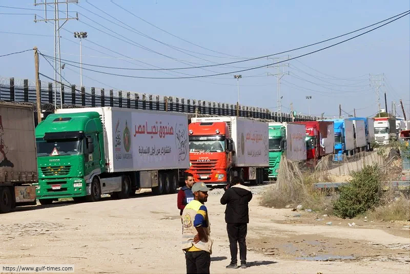 LKWs am Grenzübergang Rafah